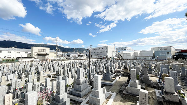 東大阪加納川田墓地の墓地内風景写真
